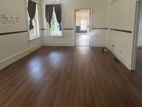 525 S Central Ave, Unit Apt 2 in Burlington, IA - Building Photo - Building Photo
