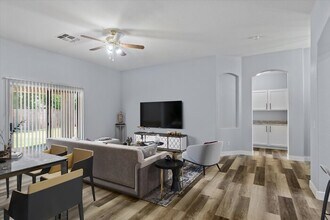 92 E Spur Ave in Gilbert, AZ - Foto de edificio - Building Photo