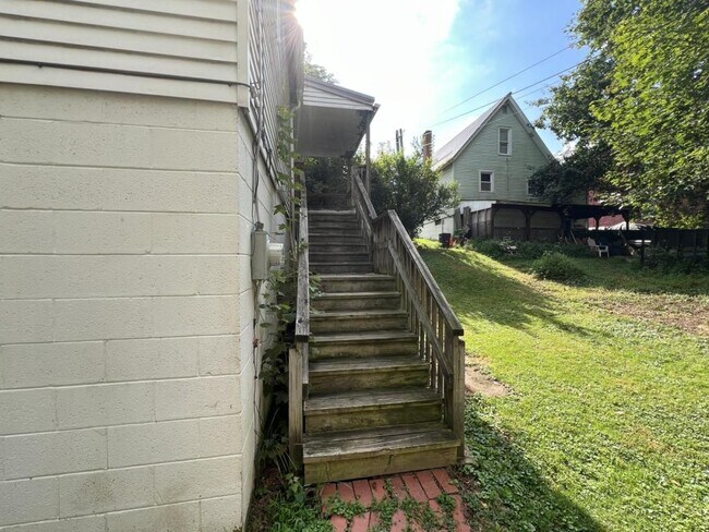 319 1/2 1st St in Leechburg, PA - Building Photo - Building Photo
