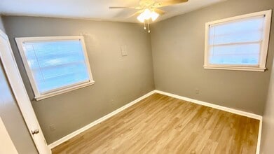 2448 E 30th St in Lubbock, TX - Foto de edificio - Building Photo