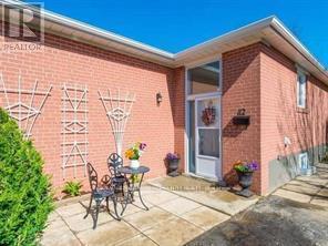 112 Murray Dr in Aurora, ON - Building Photo - Building Photo