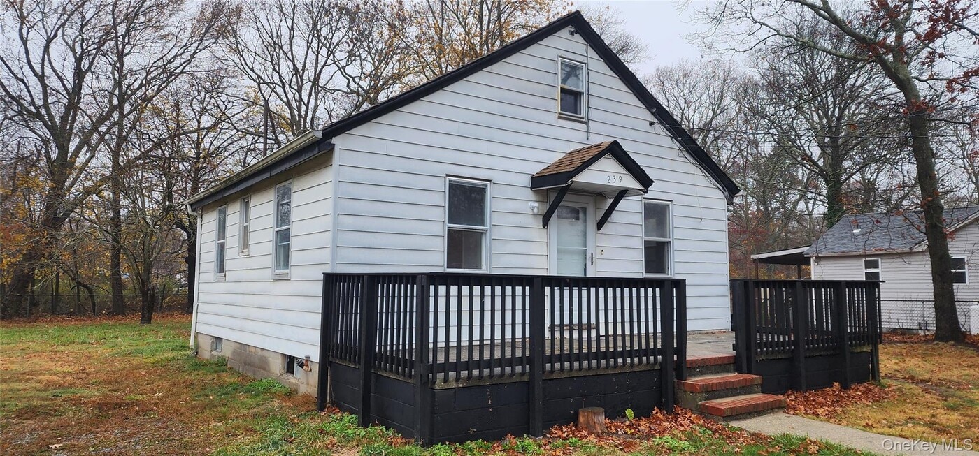 239 Commack Rd in Brookhaven, NY - Building Photo