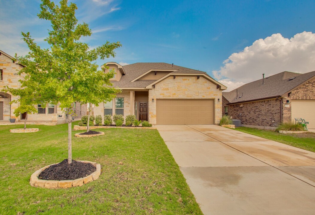 613 Longhorn Cavern Rd in Leander, TX - Foto de edificio