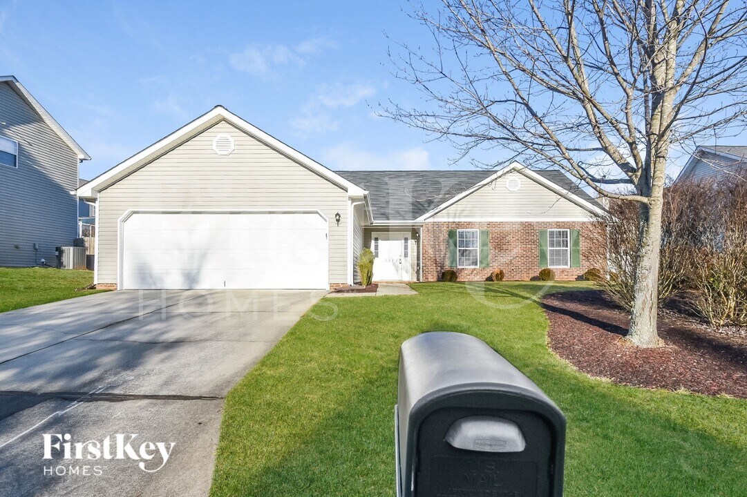 4512 Camden Ridge Dr in Greensboro, NC - Foto de edificio