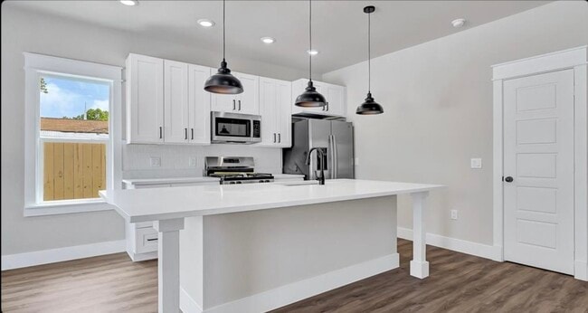 204 Booker T Washington St in Conroe, TX - Building Photo - Building Photo