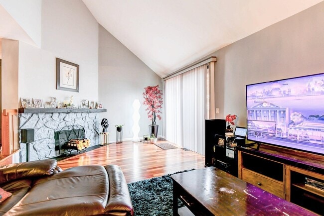 572 Sanderling Ct in Secaucus, NJ - Building Photo - Building Photo