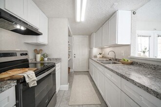 8100 Leonora St, Unit 5 in Houston, TX - Foto de edificio - Building Photo