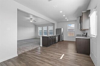 110 Magnolia Dr in Sanger, TX - Building Photo - Building Photo