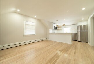 79 Mill River Ave-Unit -upper in Hempstead, NY - Foto de edificio - Building Photo