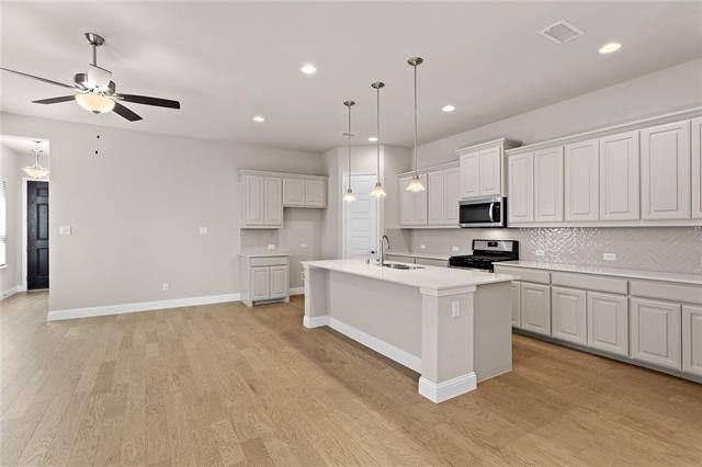 175 McCartt Dr. in Lewisville, TX - Foto de edificio - Building Photo