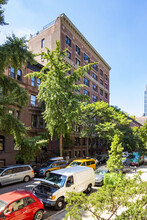 30 W 70th St in New York, NY - Building Photo - Primary Photo