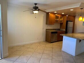 208 Woodland Pkwy in San Marcos, CA - Foto de edificio - Building Photo