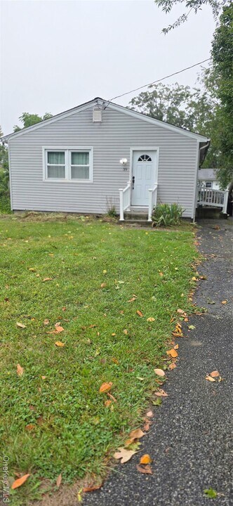 39 S 32nd St in Wyandanch, NY - Building Photo