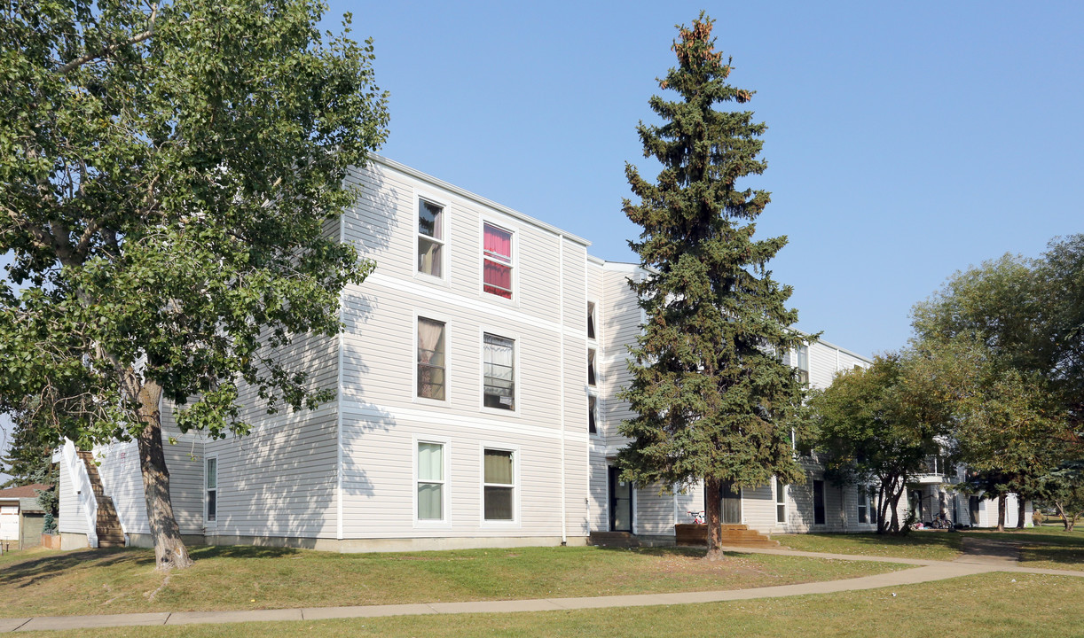 Lakewood Apartments in Edmonton, AB - Building Photo