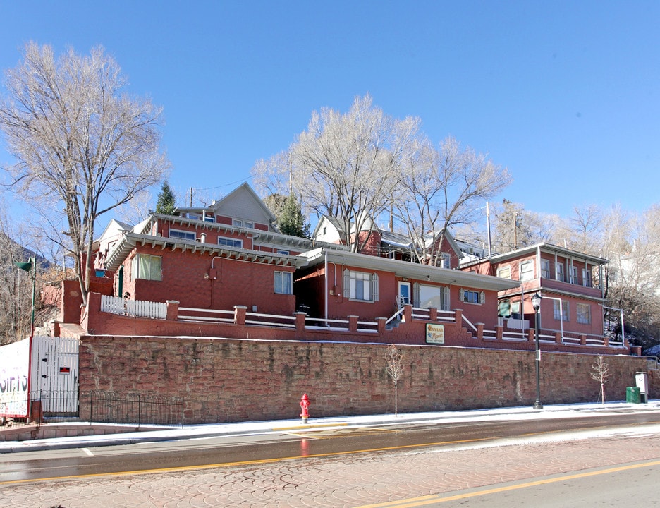 Banana Manor in Manitou Springs, CO - Building Photo