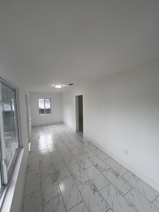 3025 NW 32nd St in Miami, FL - Building Photo - Building Photo