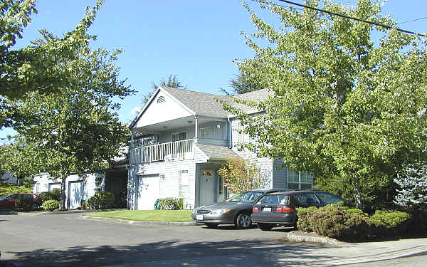 Breton Court in Milwaukie, OR - Building Photo