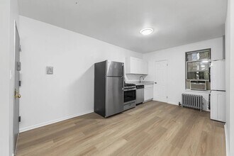327 E 10th St in New York, NY - Building Photo - Building Photo