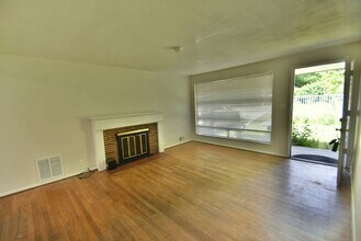 13730 30th Ave NE in Seattle, WA - Foto de edificio - Building Photo