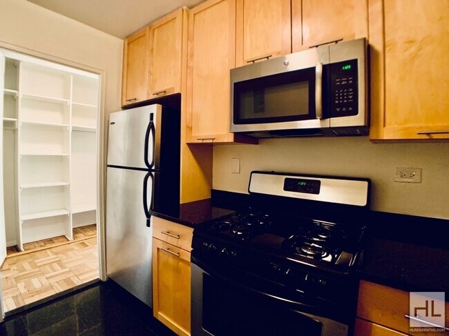 EAST 49 STREET and 2nd Ave. in New York, NY - Foto de edificio - Building Photo