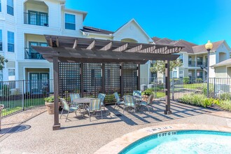 Shadowbrooke in Stafford, TX - Foto de edificio - Building Photo
