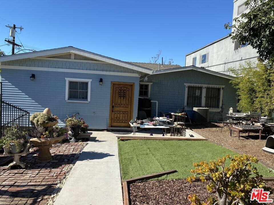 1104 W Kensington Rd in Los Angeles, CA - Building Photo