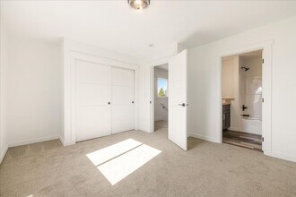 5852 SE 18th St in Gresham, OR - Building Photo - Building Photo