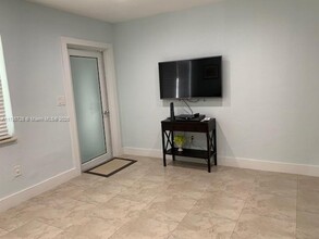 7921 Abbott Ave in Miami, FL - Building Photo - Building Photo