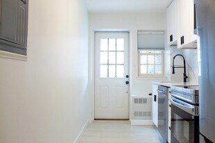 33 Hammond Pond Pkwy, Unit 2 in Newton, MA - Building Photo