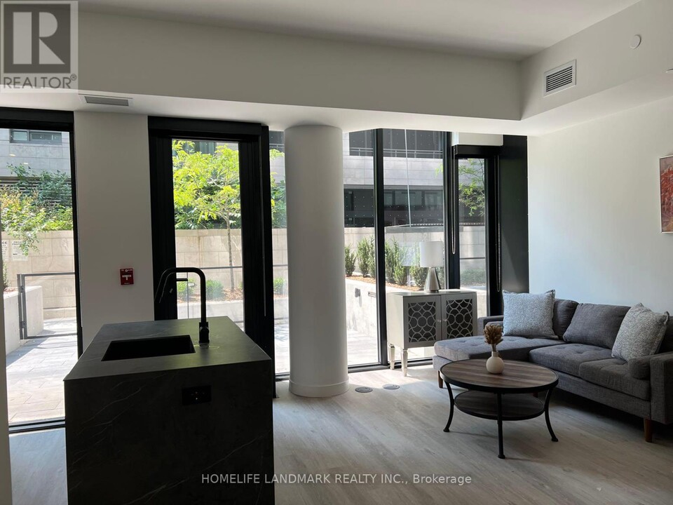55-TH55 Charles St E in Toronto, ON - Building Photo