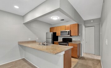 Linwood Towers in Cincinnati, OH - Building Photo - Interior Photo