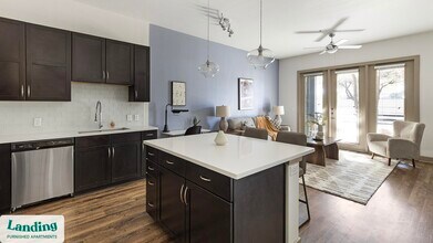 5005 Galleria Dr in Farmers Branch, TX - Foto de edificio - Building Photo