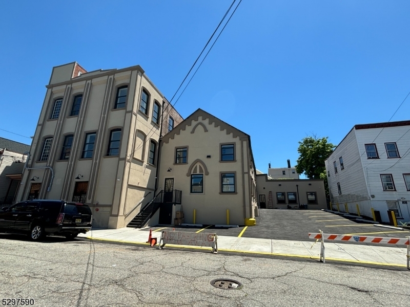 24 Elm St-Unit -204 in Paterson, NJ - Building Photo