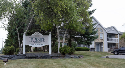 Parkside Apartments in Hales Corners, WI - Foto de edificio - Building Photo