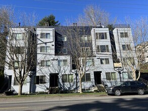 Magnolia Court in Seattle, WA - Building Photo - Building Photo