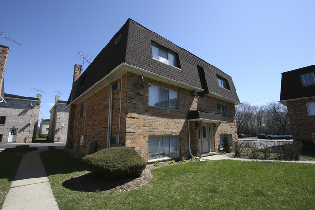 9953 Linda Ln in Des Plaines, IL - Building Photo - Building Photo