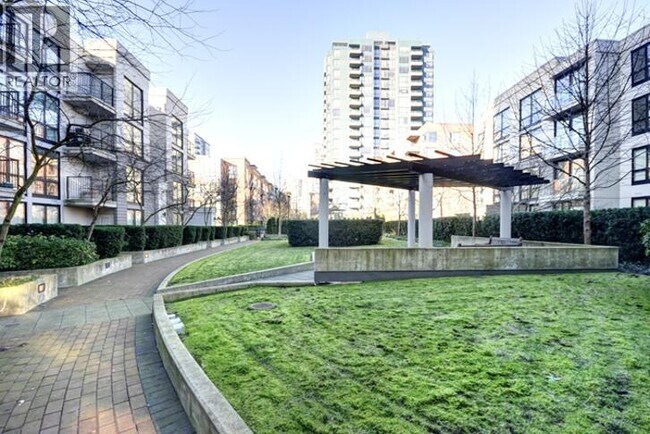 3663 Crowley Dr in Vancouver, BC - Building Photo - Building Photo
