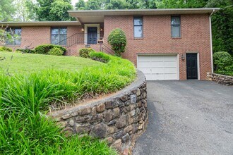 2340 Deyerle Rd SW in Roanoke, VA - Building Photo - Building Photo