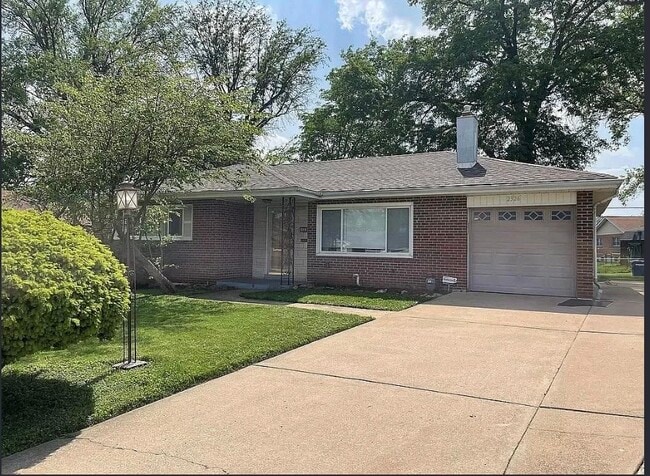 2326 Fairy Bell Dr in Jennings, MO - Foto de edificio - Building Photo