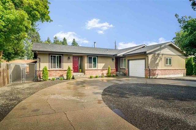 property at 715 E Longfellow Ave