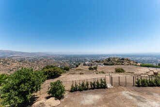 1112 Mesa Dr in Simi Valley, CA - Building Photo - Building Photo