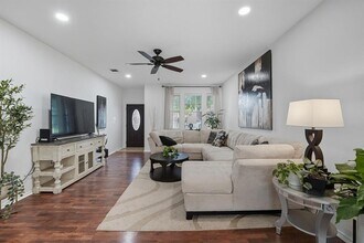 305 Olmos Dr in Leander, TX - Building Photo - Building Photo