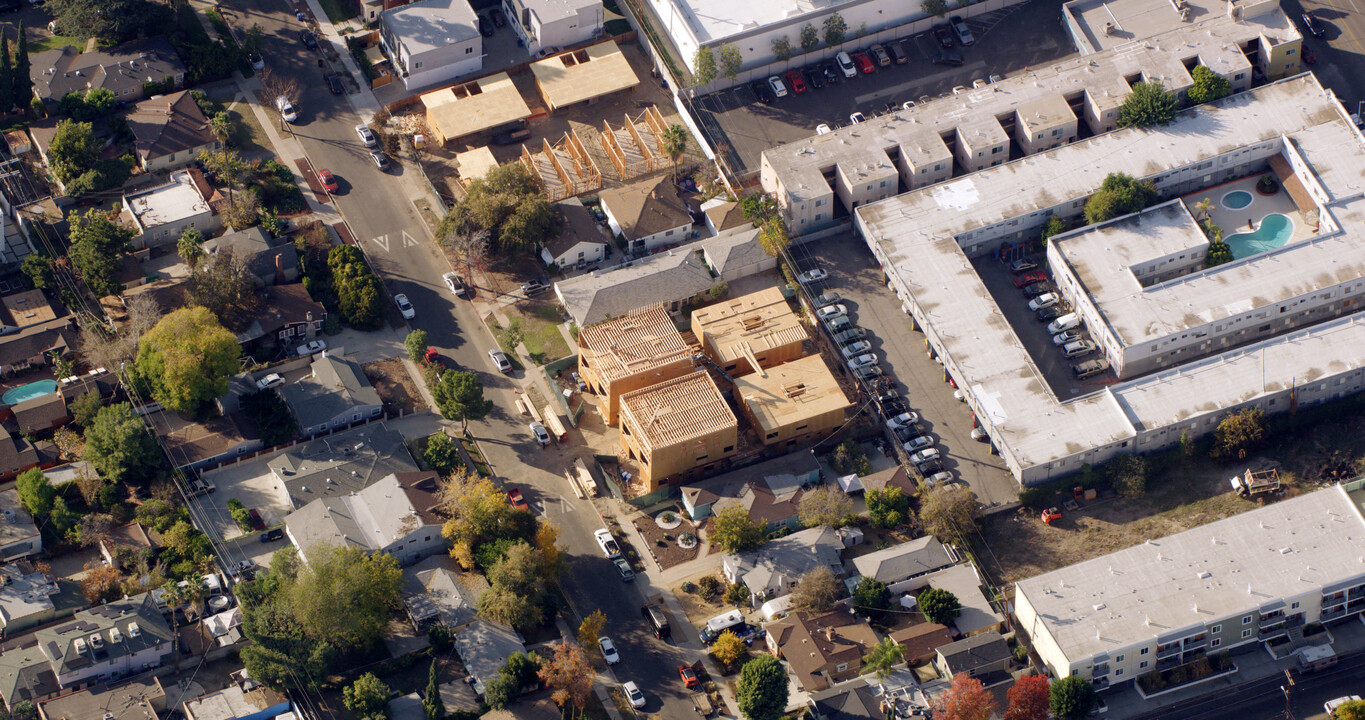 10827 Hartsook St in North Hollywood, CA - Building Photo