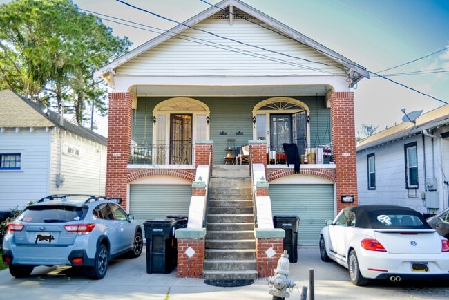 2300 Dante St, Unit 2300 A in New Orleans, LA - Foto de edificio - Building Photo