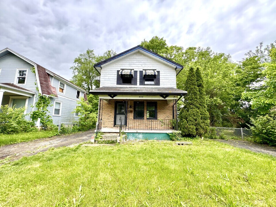555 Cedarhurst Ave in Dayton, OH - Building Photo