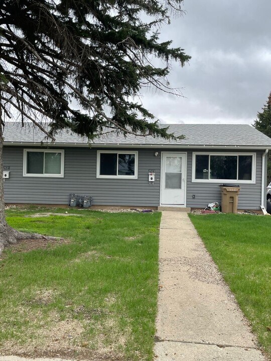 2521-2527 2nd Ave SW in Minot, ND - Building Photo