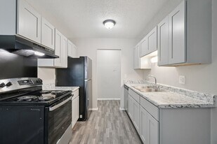 Rochester Square in Rochester, MI - Building Photo