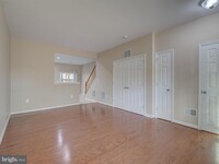 2402 Misty Dawn Ct in Herndon, VA - Foto de edificio - Building Photo