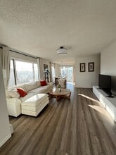8327 Jewel Lake Rd in Anchorage, AK - Foto de edificio - Building Photo