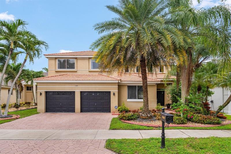 1325 Camellia Cir in Weston, FL - Building Photo